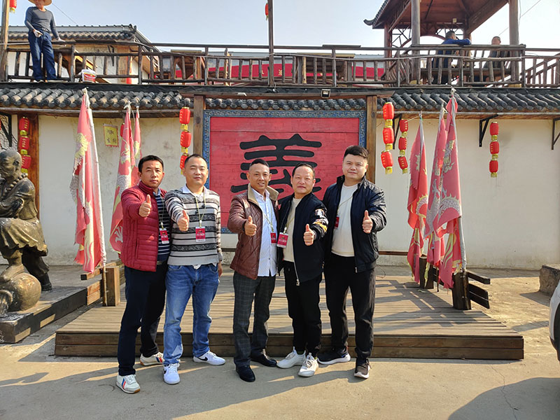 潤東方環(huán)保空調(diào)團(tuán)隊(duì)出游.jpg